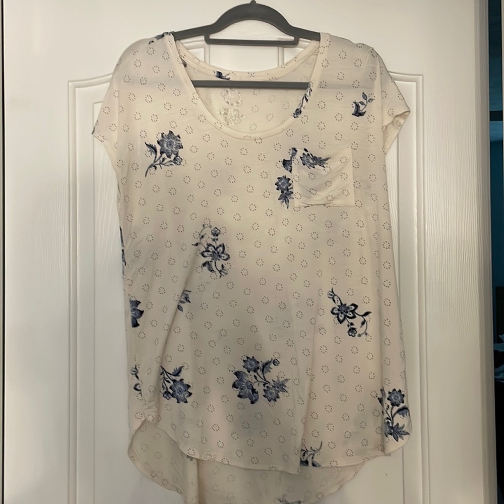 Maurice’s size large pocket tee